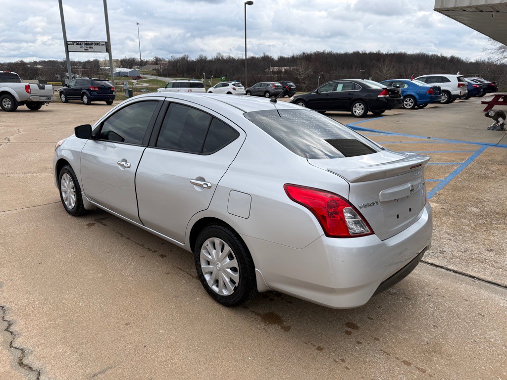 2019 Nissan Versa Image 3