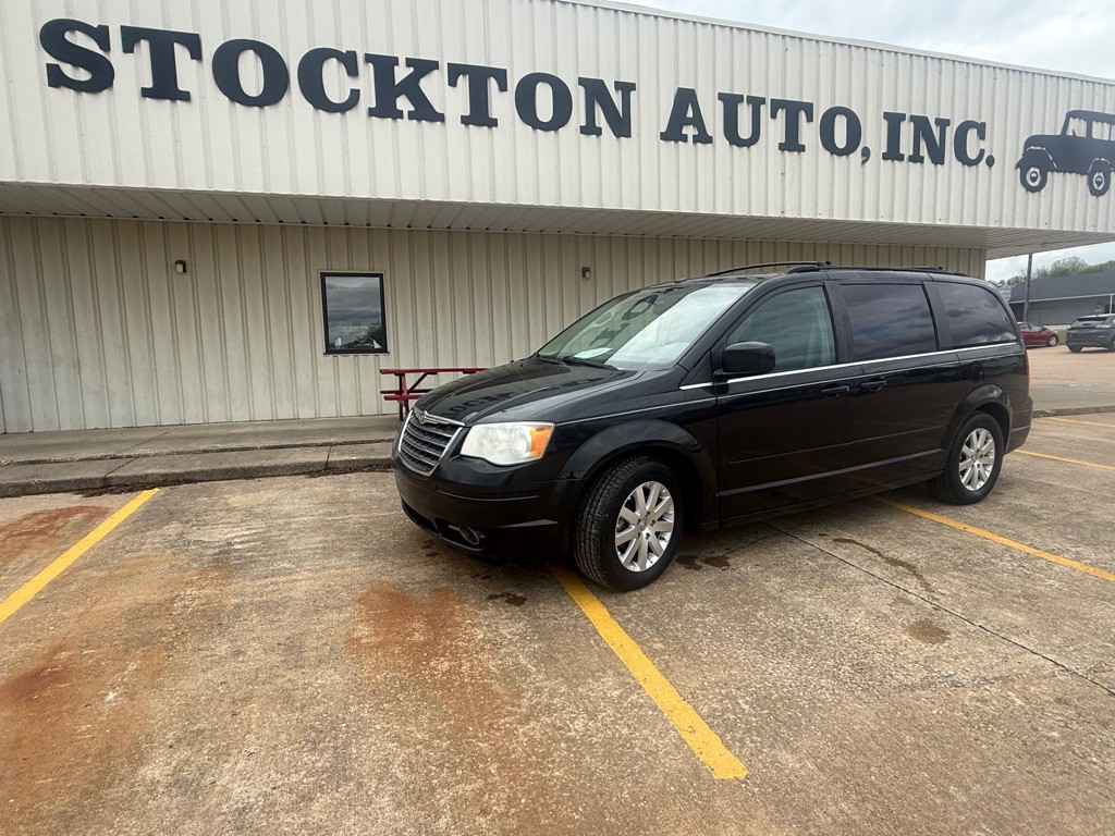 2008 Chrysler Town & Country Image 1