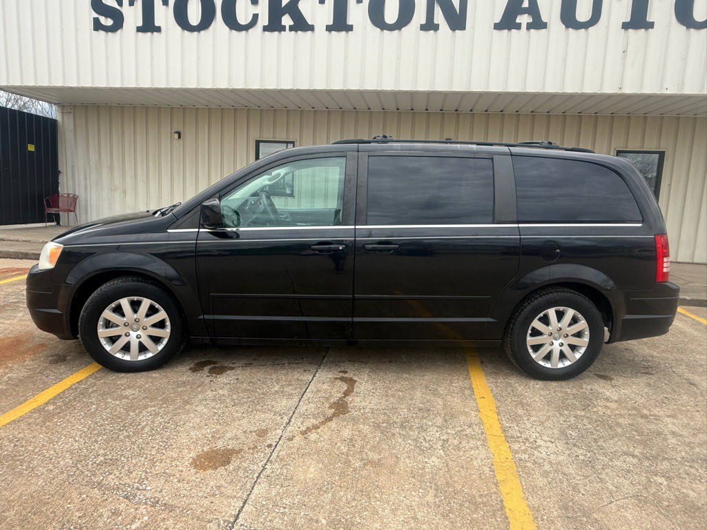2008 Chrysler Town & Country Image 2