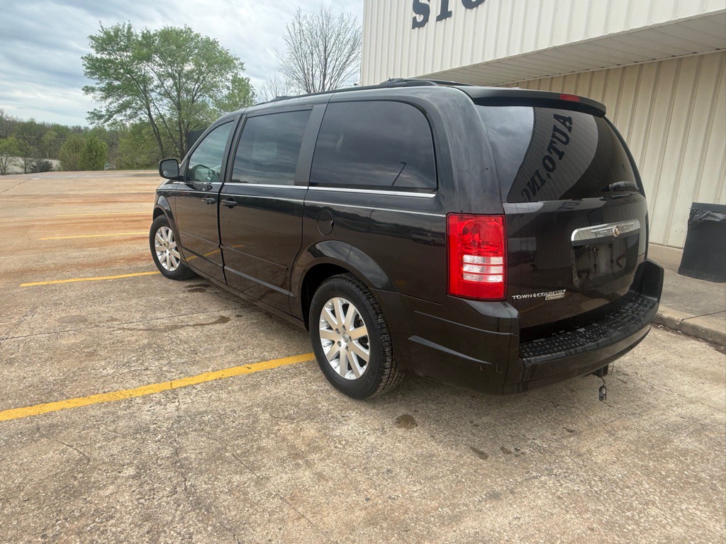 2008 Chrysler Town & Country Image 3