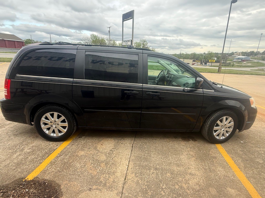 2008 Chrysler Town & Country Image 6