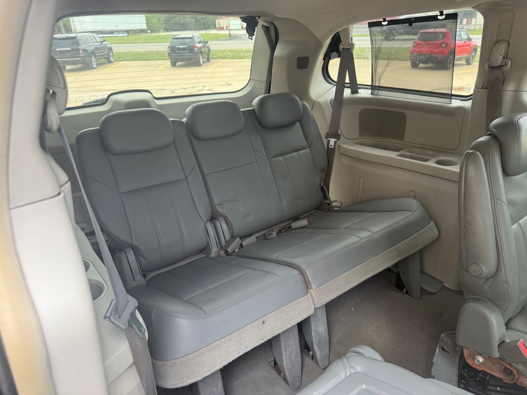 2008 Chrysler Town & Country Image 11
