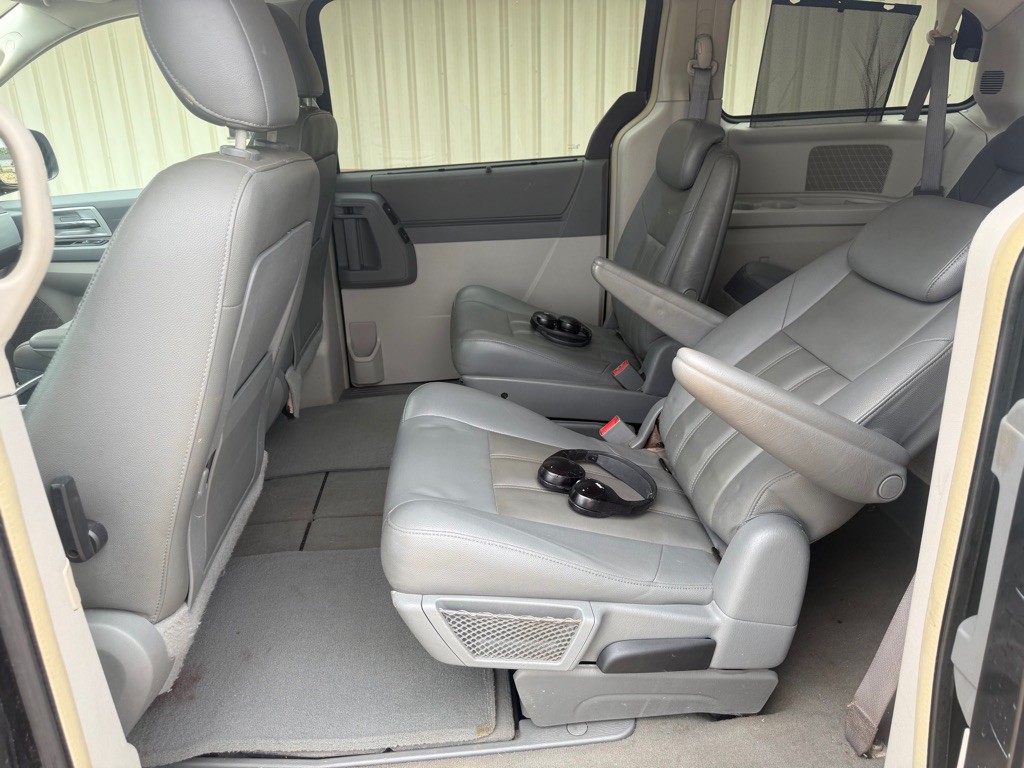 2008 Chrysler Town & Country Image 12