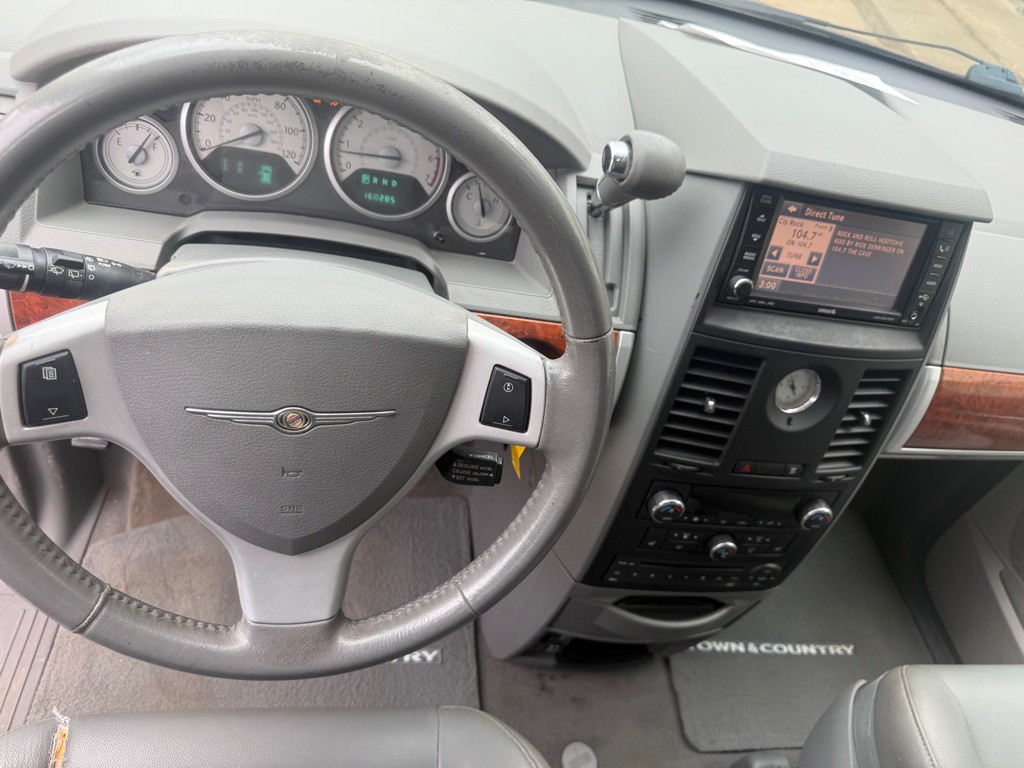 2008 Chrysler Town & Country Image 16