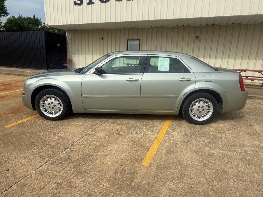 2006 Chrysler 300 Image 2
