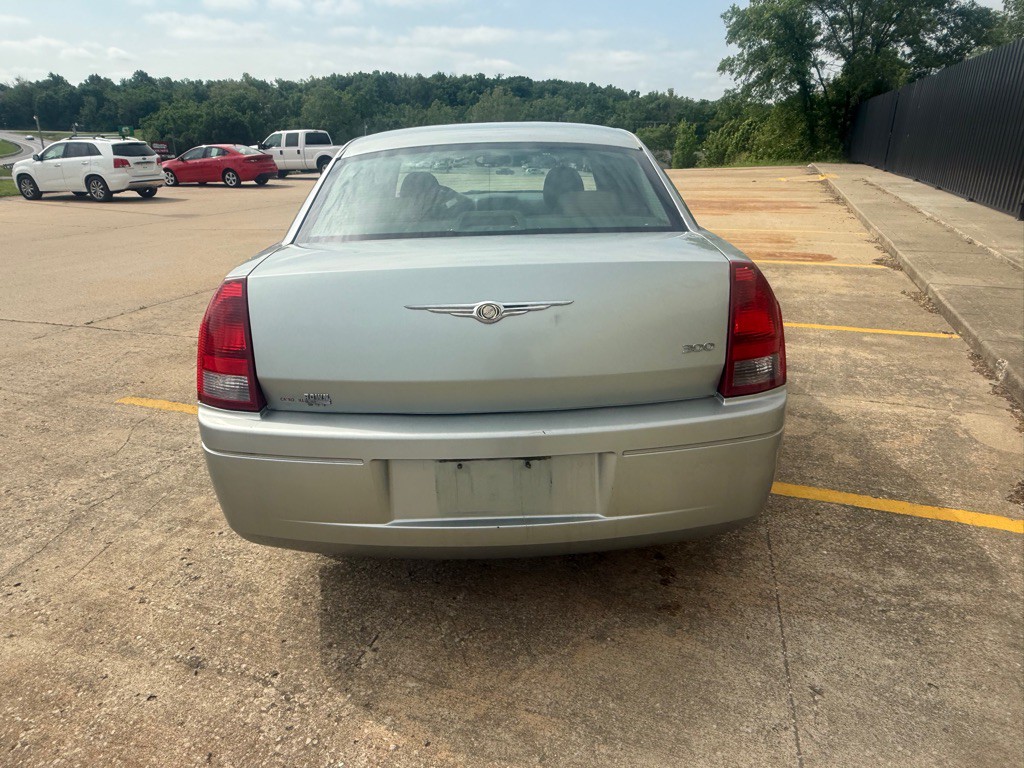 2006 Chrysler 300 Image 4