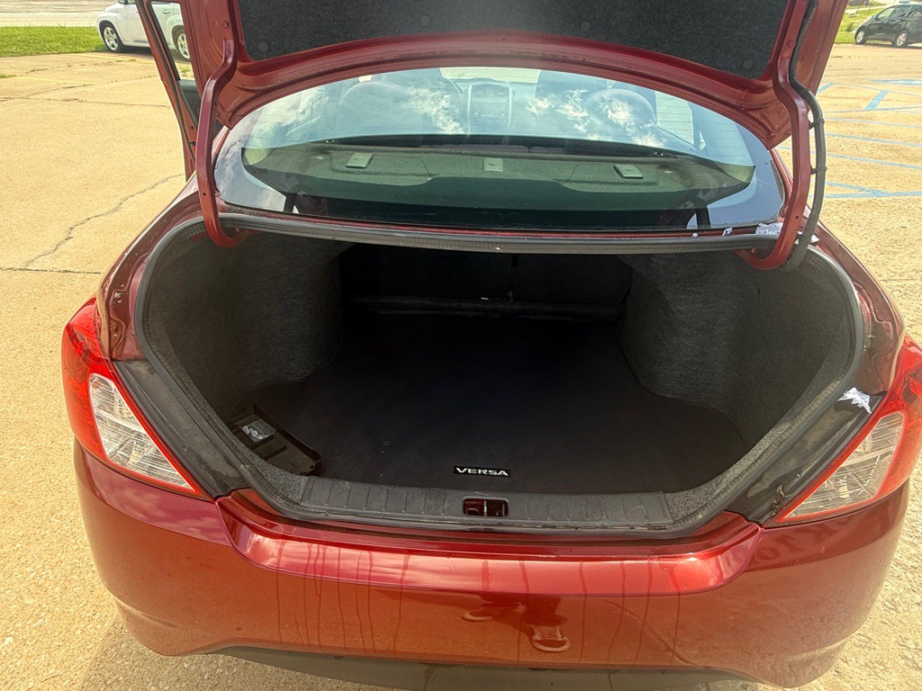 2016 Nissan Versa Image 9