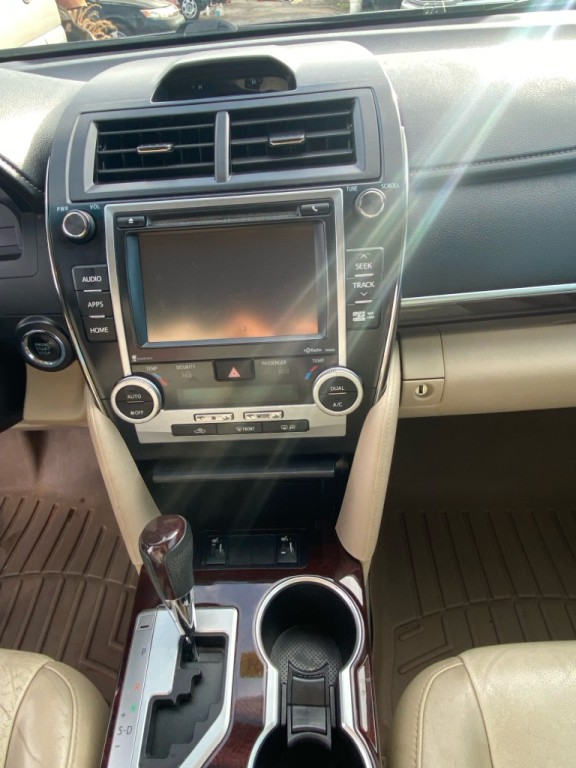 2014 Toyota Camry Image 9