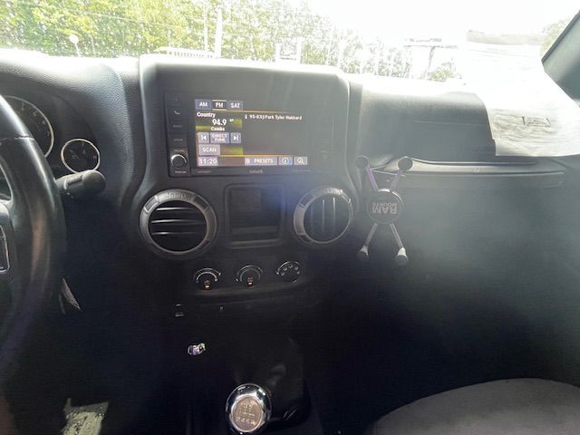 2013 Jeep Wrangler Image 15