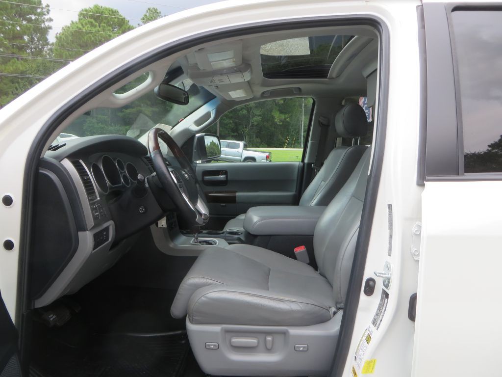 2015 Toyota Sequoia Image 13