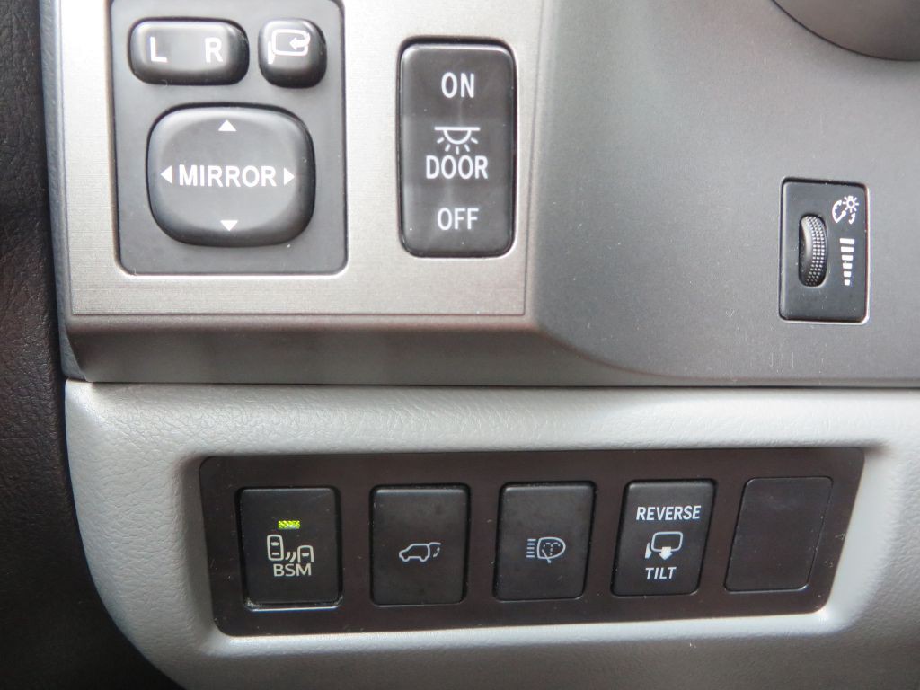 2015 Toyota Sequoia Image 20