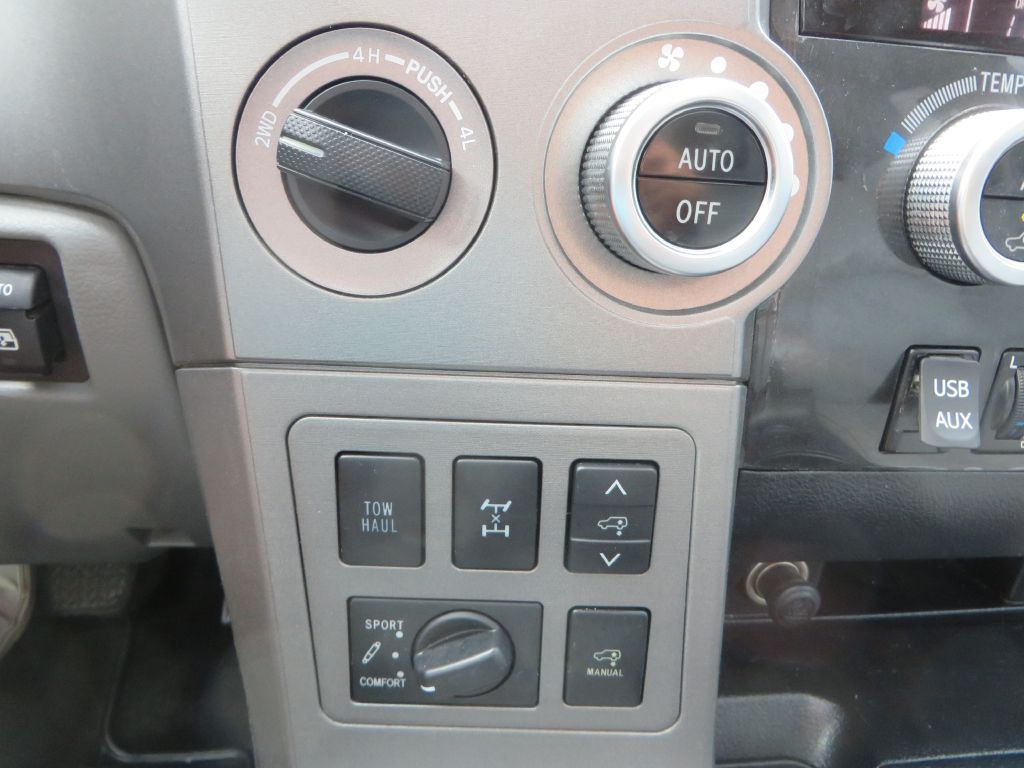 2015 Toyota Sequoia Image 21