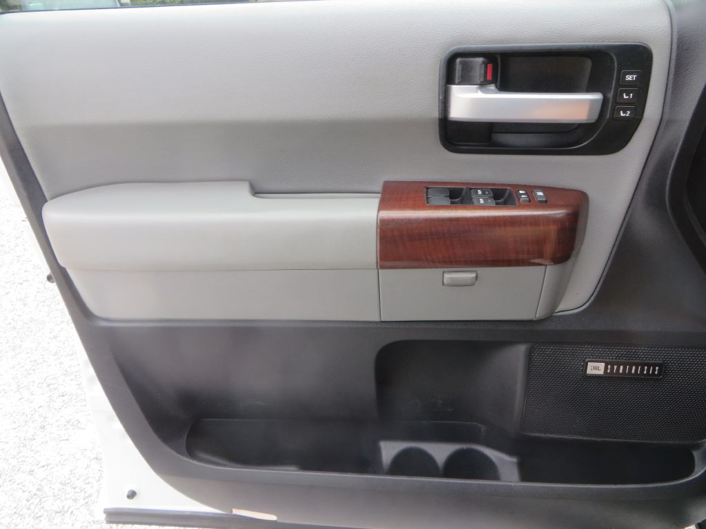 2015 Toyota Sequoia Image 27