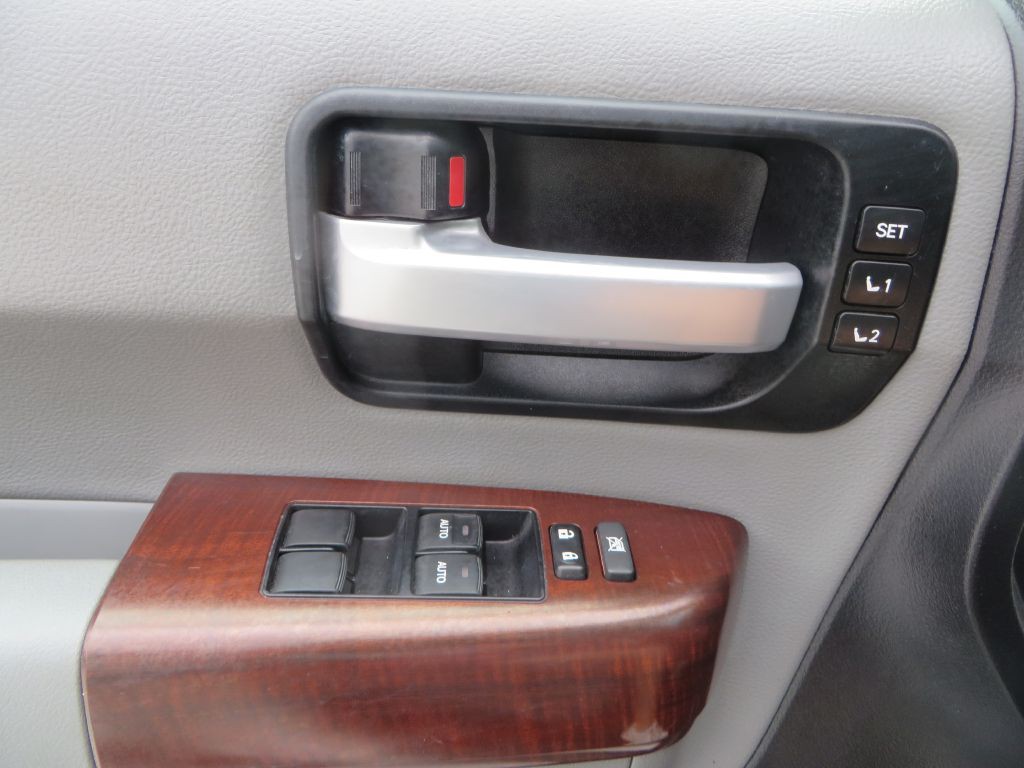 2015 Toyota Sequoia Image 28