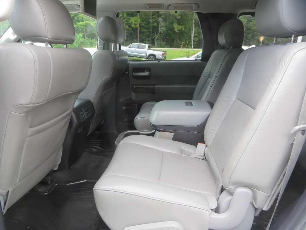 2015 Toyota Sequoia Image 31