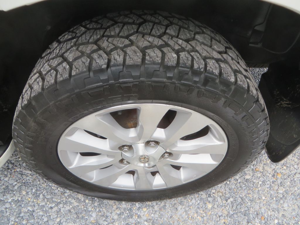 2015 Toyota Sequoia Image 36