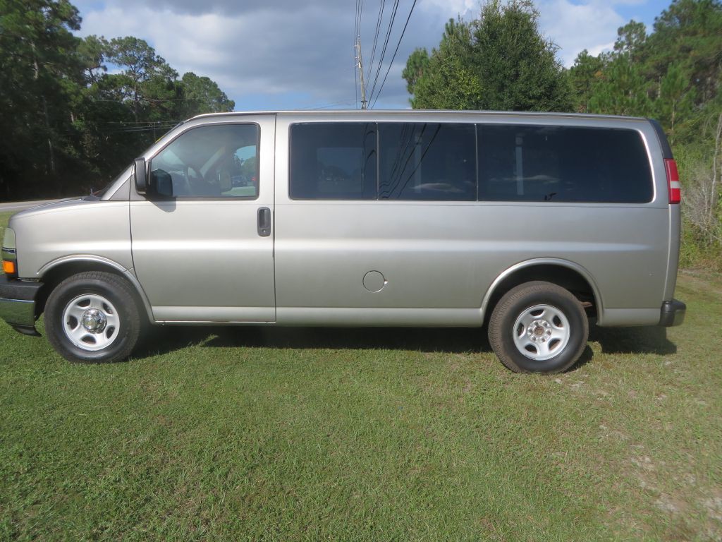 2003 Chevrolet Express Image 1