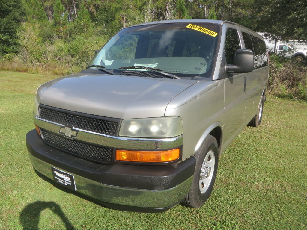 2003 Chevrolet Express Image 2