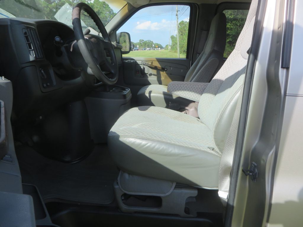 2003 Chevrolet Express Image 9