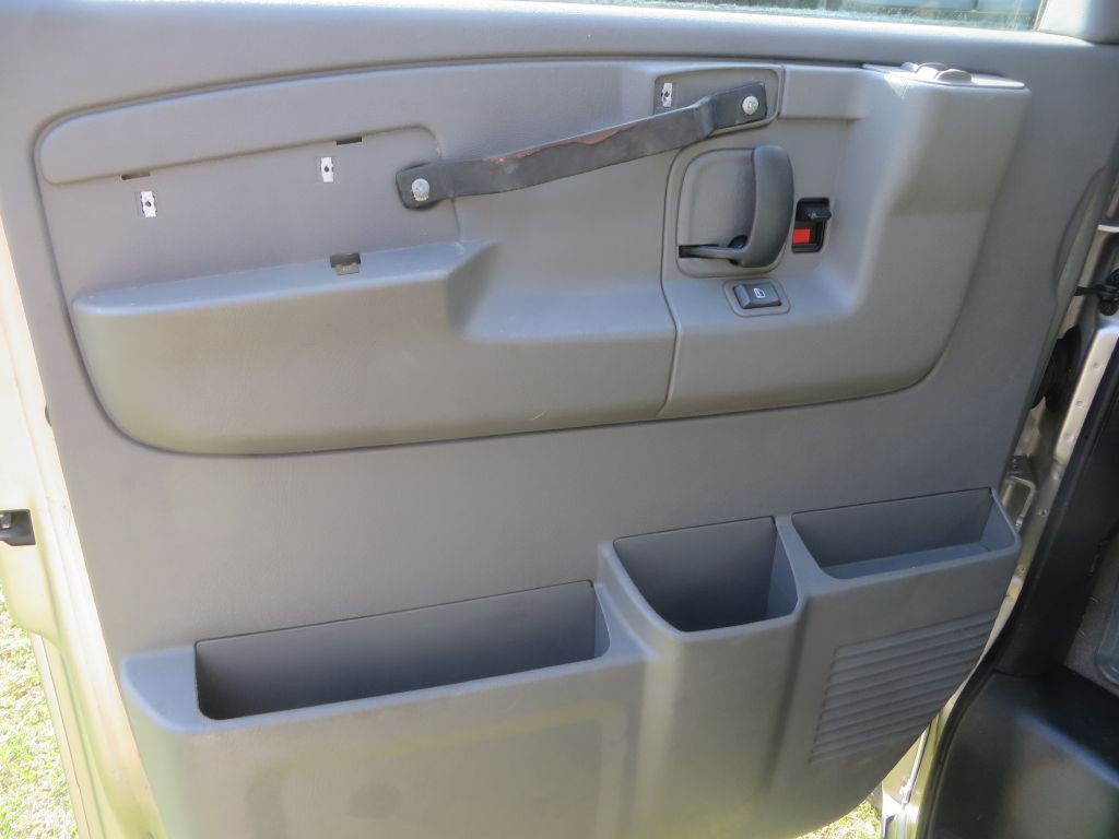 2003 Chevrolet Express Image 10
