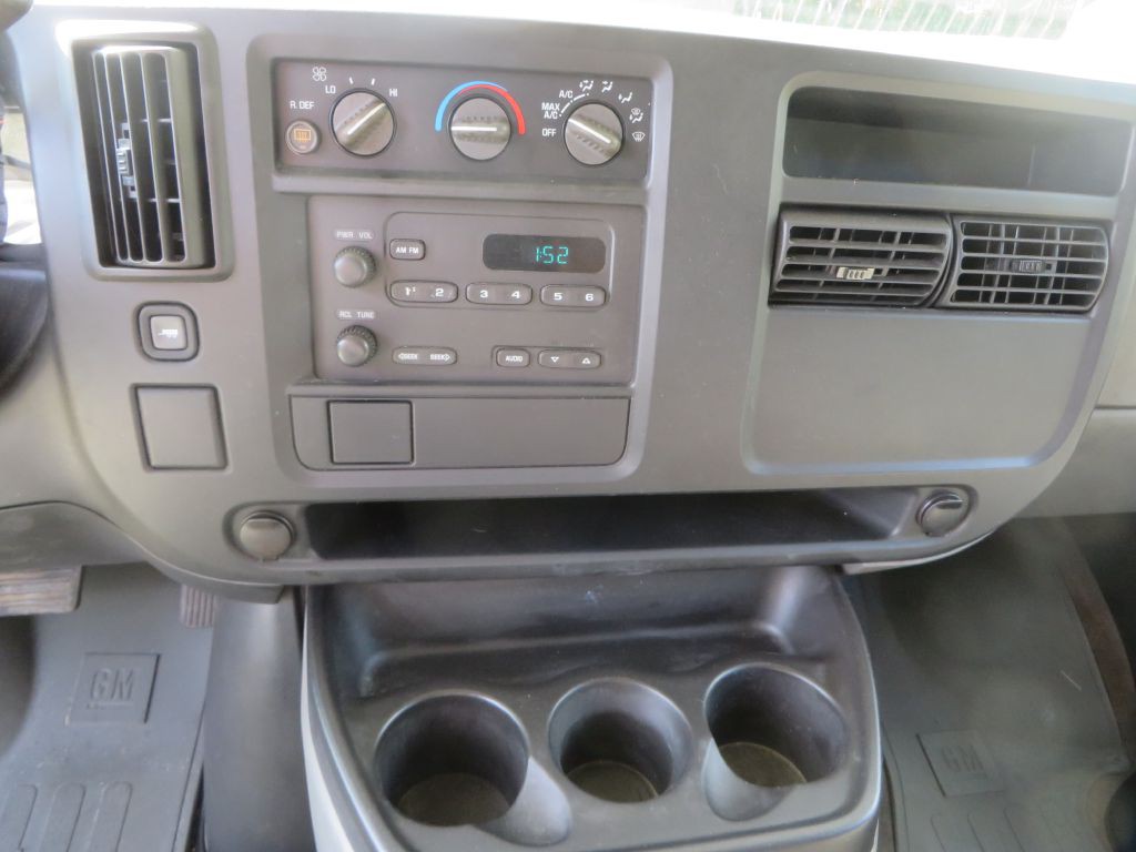 2003 Chevrolet Express Image 14