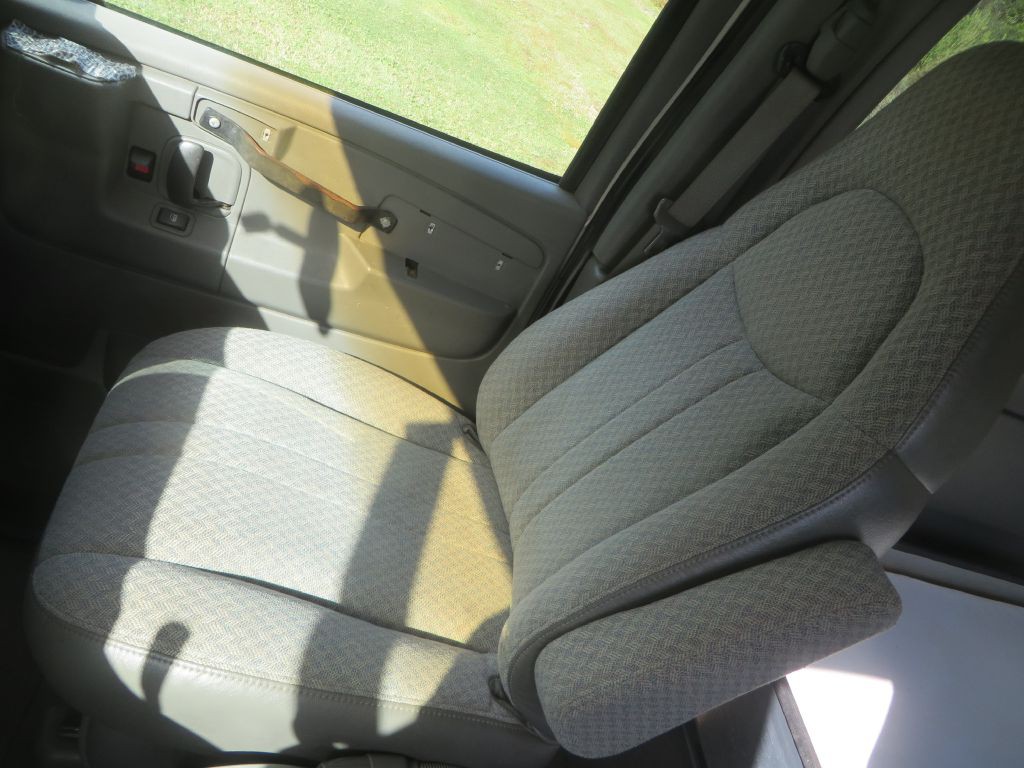 2003 Chevrolet Express Image 16