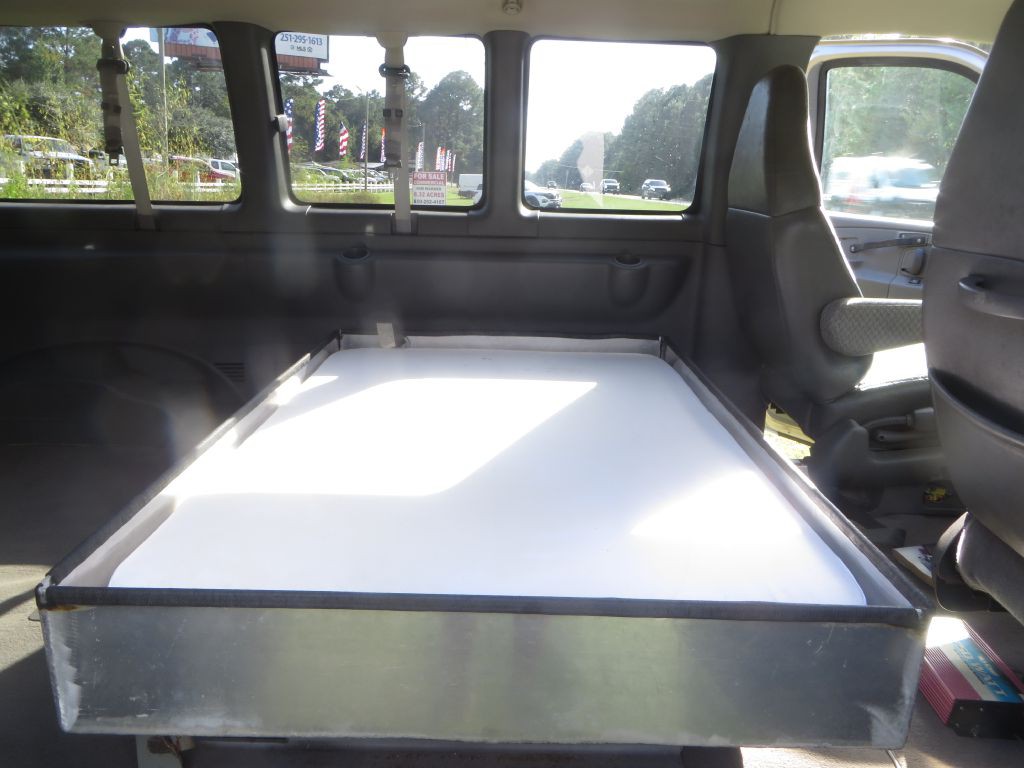 2003 Chevrolet Express Image 17