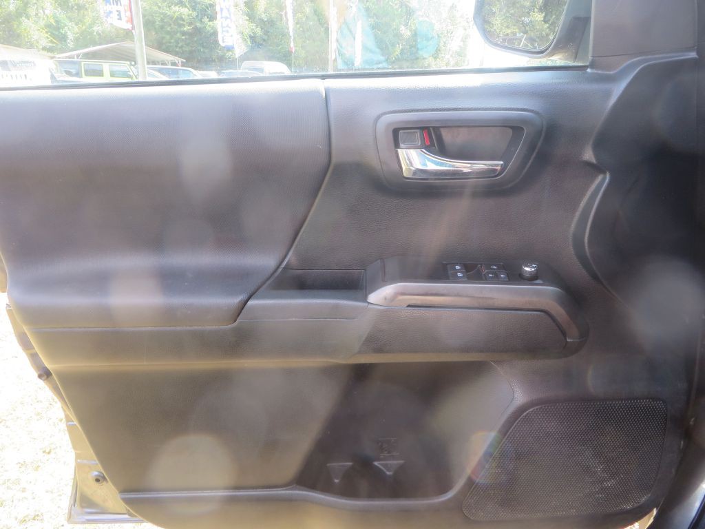 2016 Toyota Tacoma Image 22