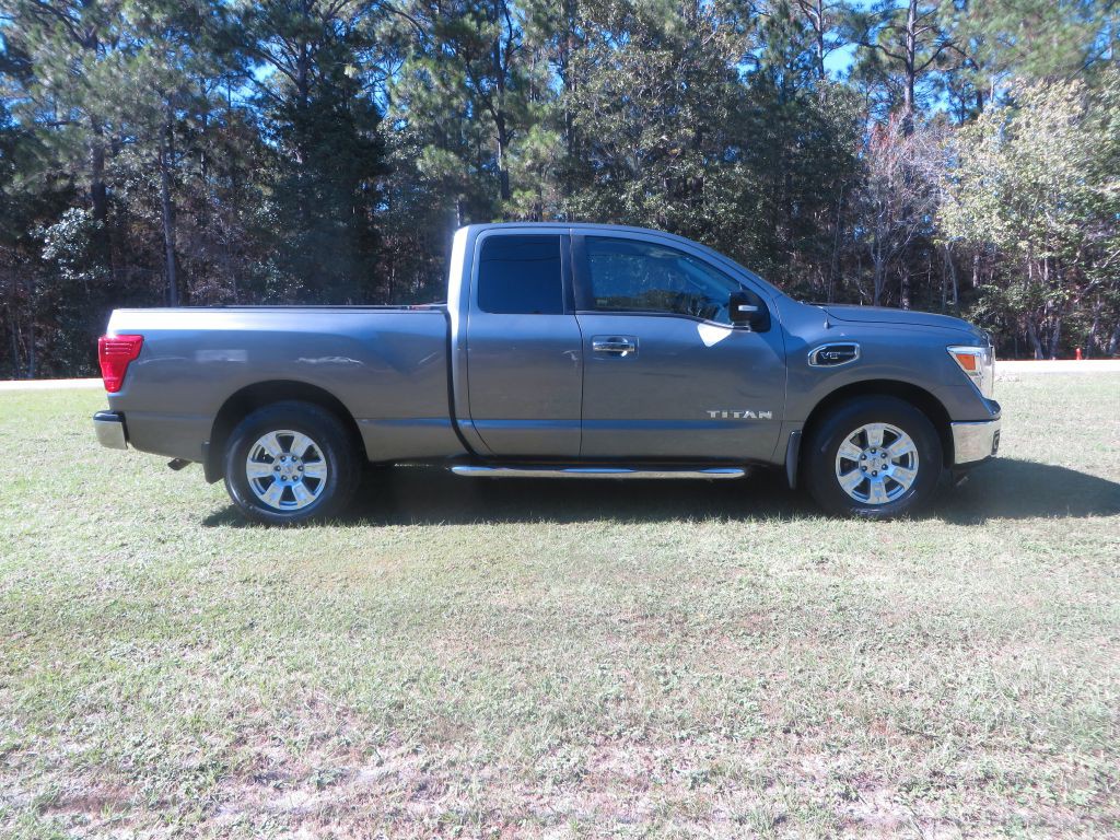 2017 Nissan Titan Image 5