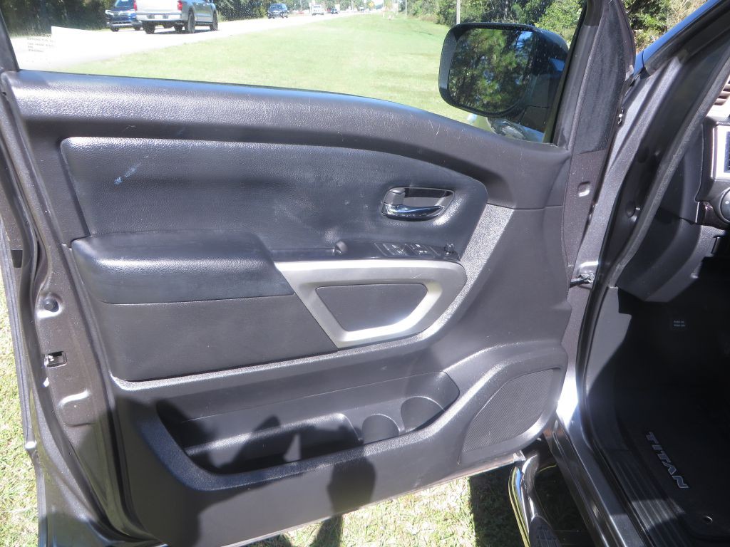 2017 Nissan Titan Image 14
