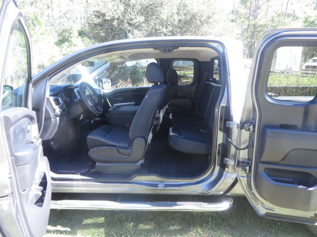 2017 Nissan Titan Image 15