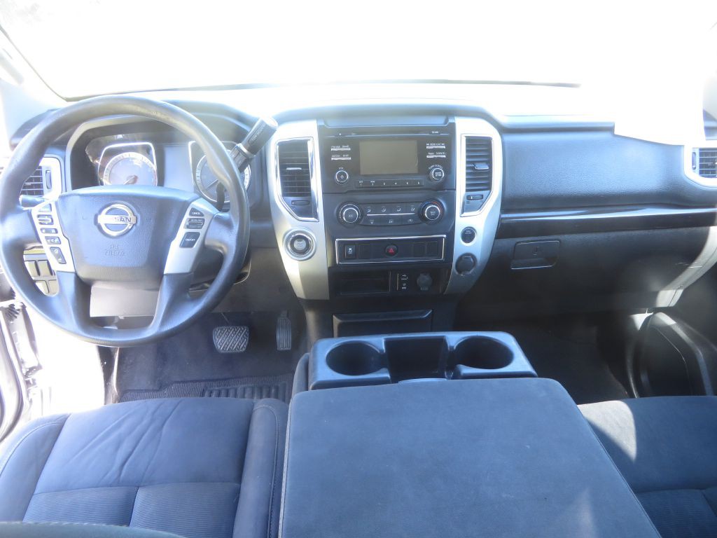 2017 Nissan Titan Image 16