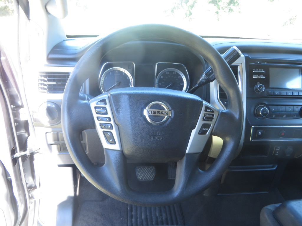 2017 Nissan Titan Image 17