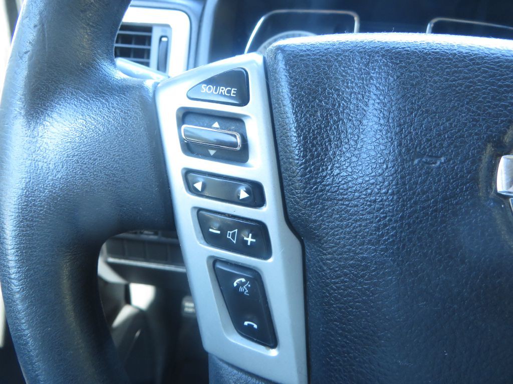 2017 Nissan Titan Image 18