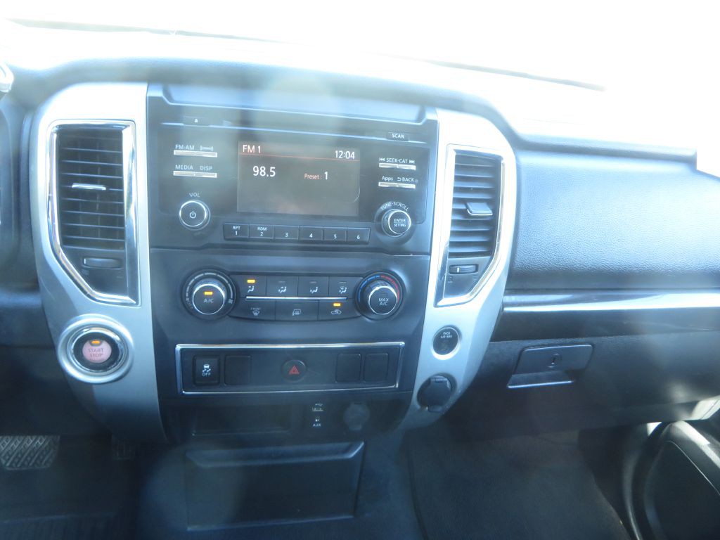 2017 Nissan Titan Image 22