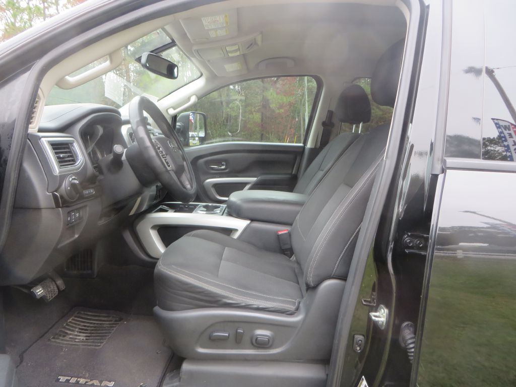 2017 Nissan Titan Image 12