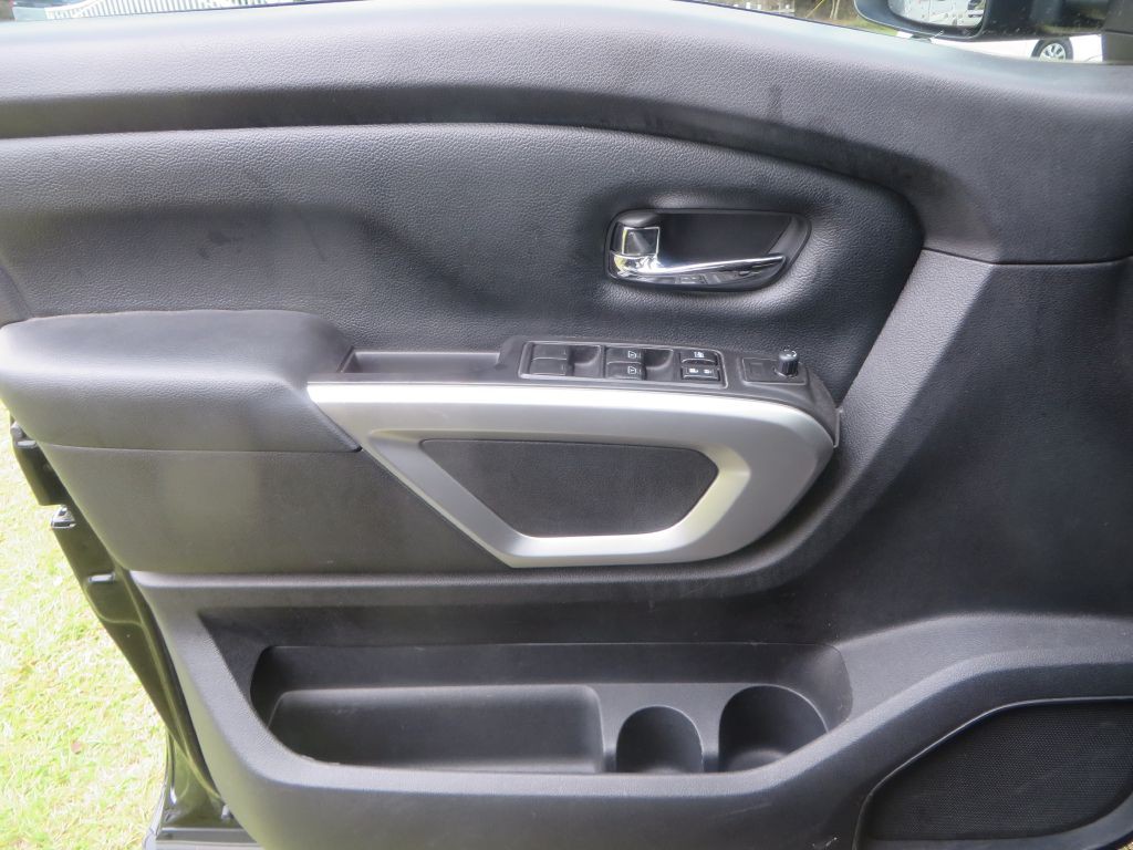 2017 Nissan Titan Image 13