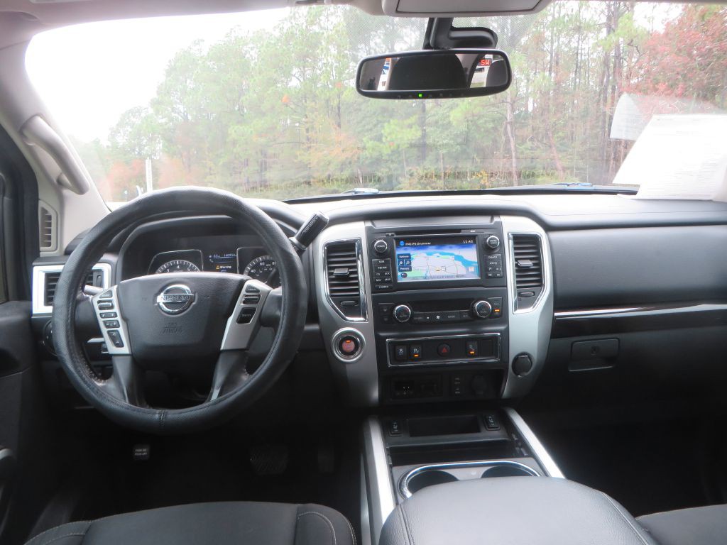 2017 Nissan Titan Image 15
