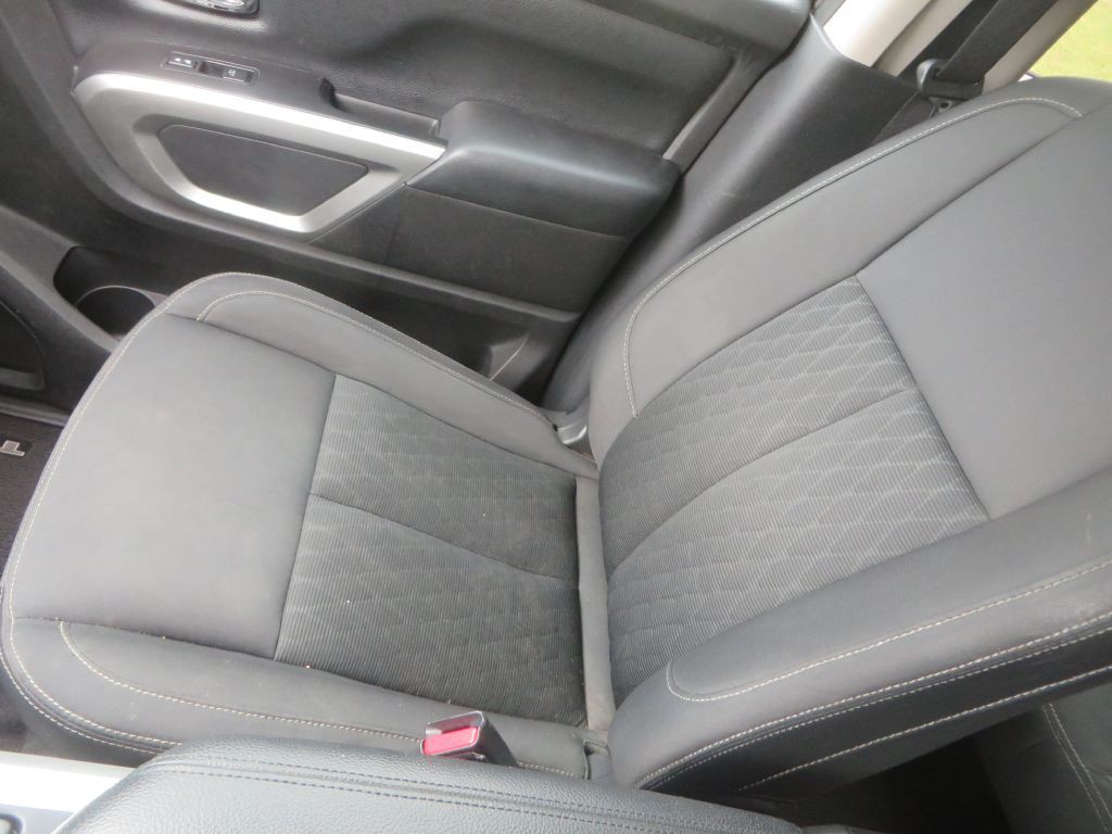 2017 Nissan Titan Image 23