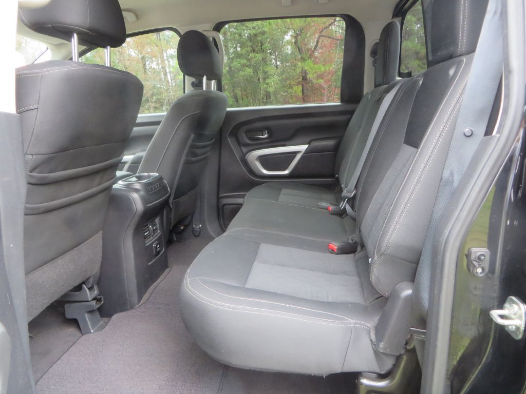 2017 Nissan Titan Image 24