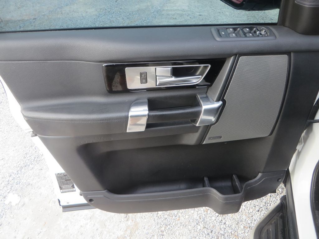 2016 Land Rover LR4 Image 12