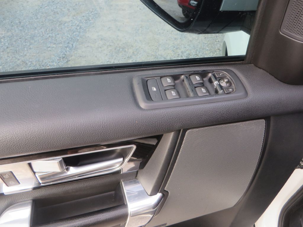 2016 Land Rover LR4 Image 13