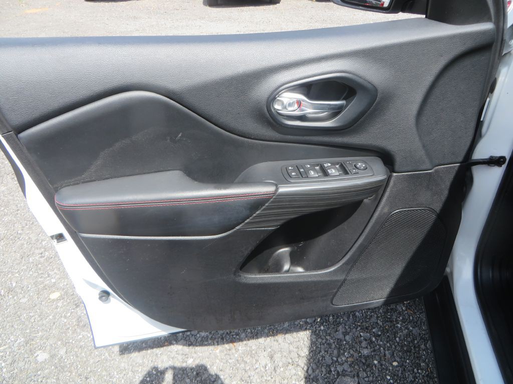 2015 Jeep Cherokee Image 11