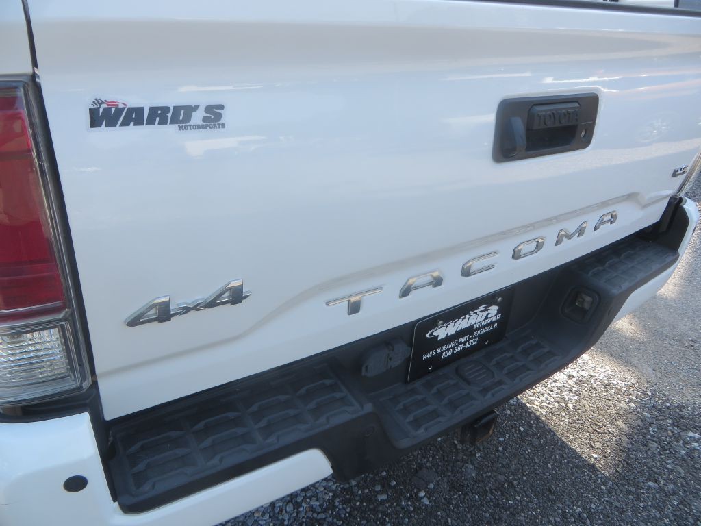 2017 Toyota Tacoma Image 9