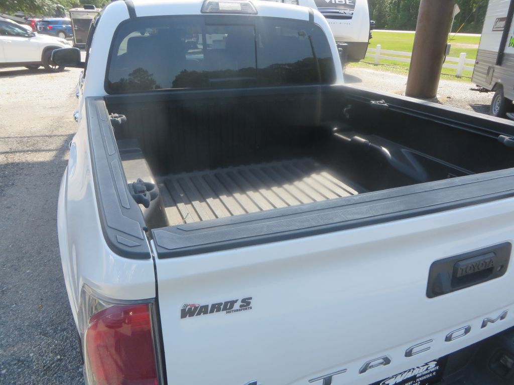 2017 Toyota Tacoma Image 10