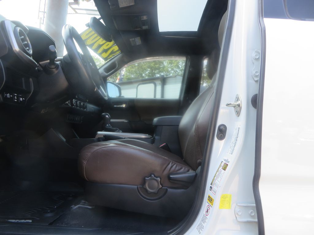 2017 Toyota Tacoma Image 12