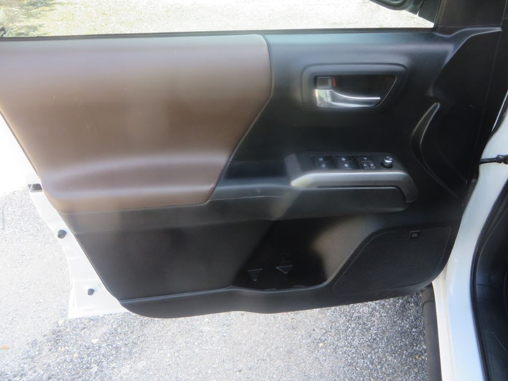 2017 Toyota Tacoma Image 13