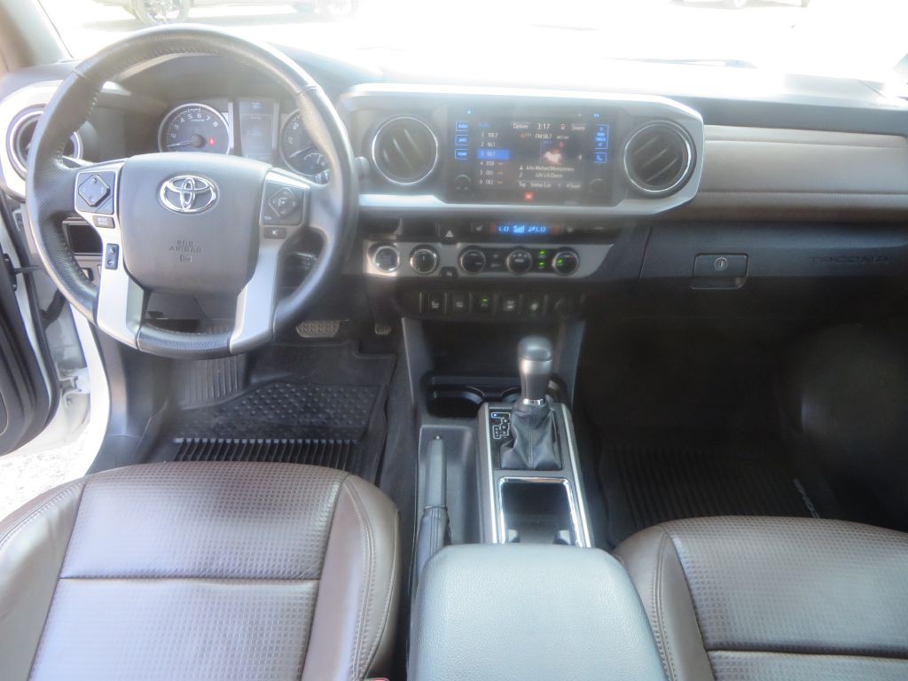 2017 Toyota Tacoma Image 16
