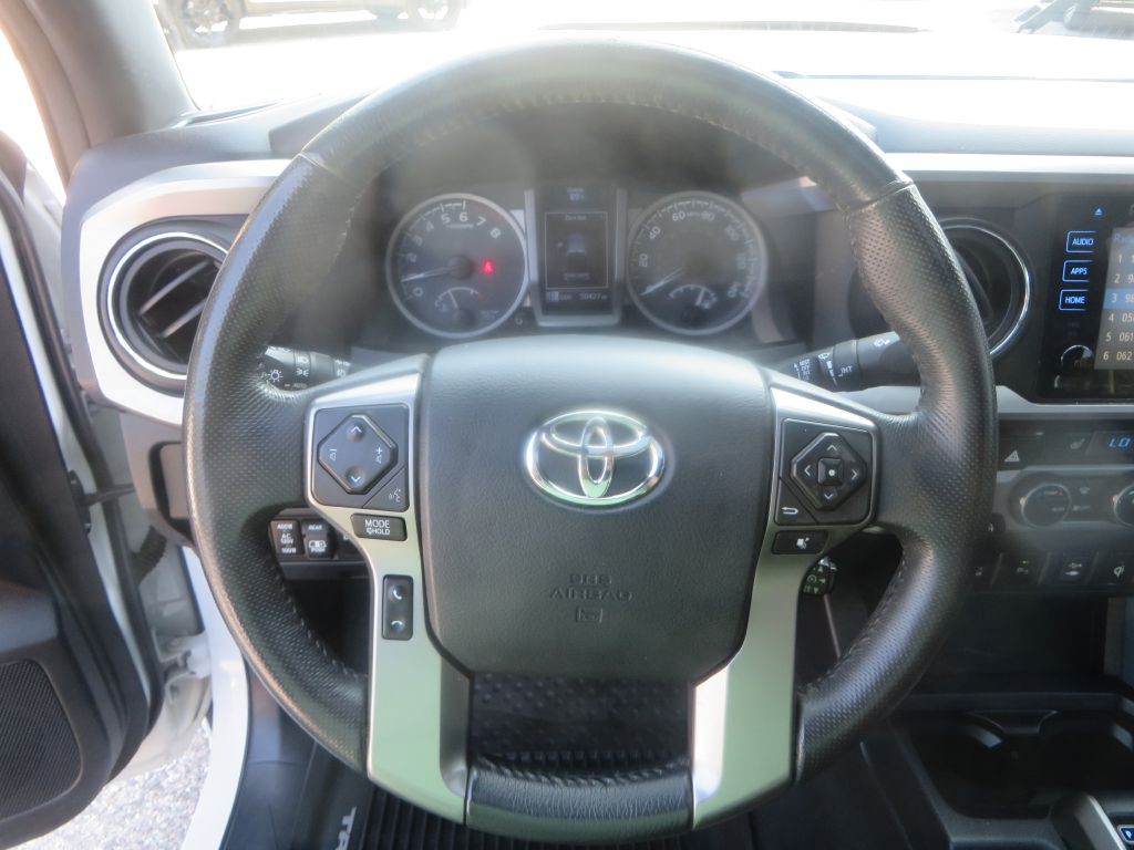 2017 Toyota Tacoma Image 17