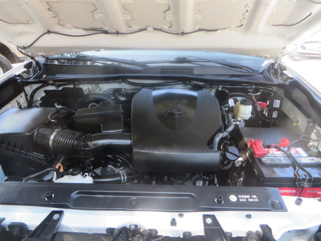 2017 Toyota Tacoma Image 32